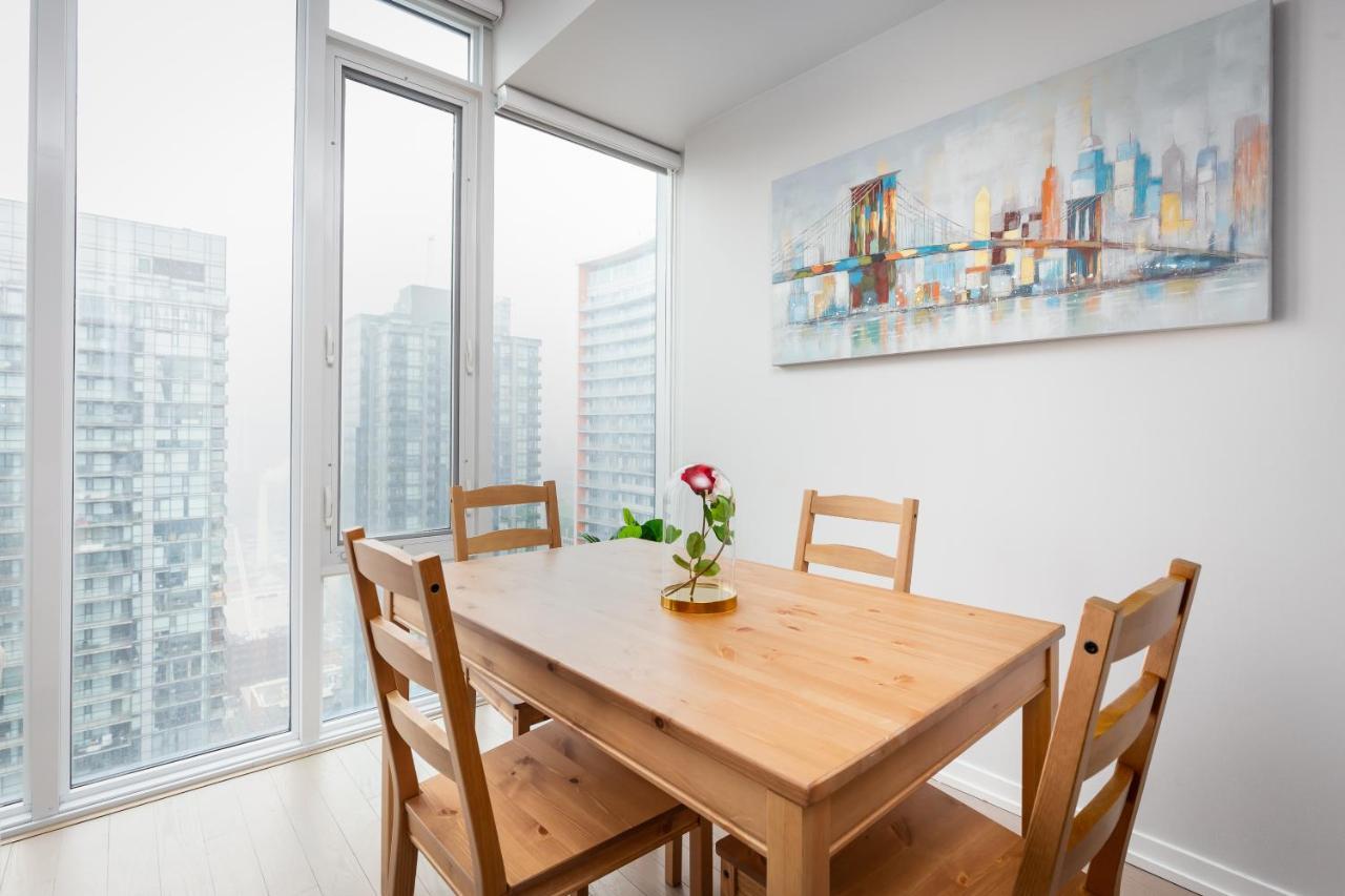 Centrally Located In The Heart Of Downtown Toronto Apartment Exterior photo